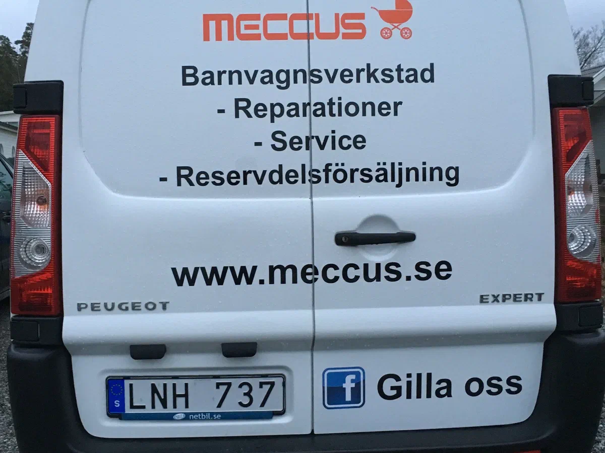 Meccus servicebil med texten Barnvagnsverkstad, reparationer, service och reservdelsförsäljning.