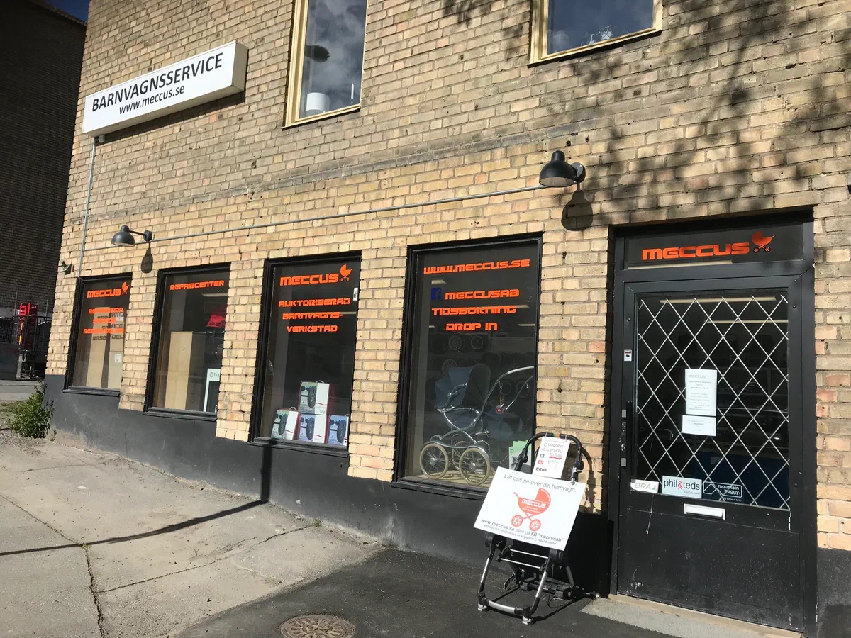 Meccus verkstad på Abrahamsbergsvägen 6, med orange text i skyltfönstren.